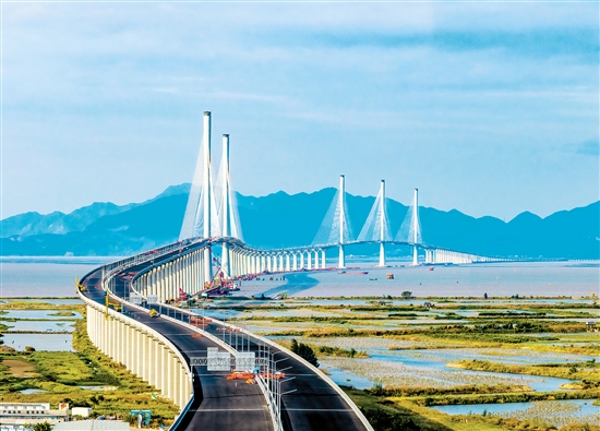 全線完成瀝青鋪裝的黃茅海跨海通道路面實現“白轉黑”。